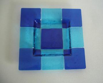 Vierkant glas schaaltje, heeft blauwe vierkantjes. beschikbaar voor biedingen
