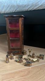 Vitrine kastje vintage met koperen miniaturen, Ophalen of Verzenden, Gebruikt, Decoratie