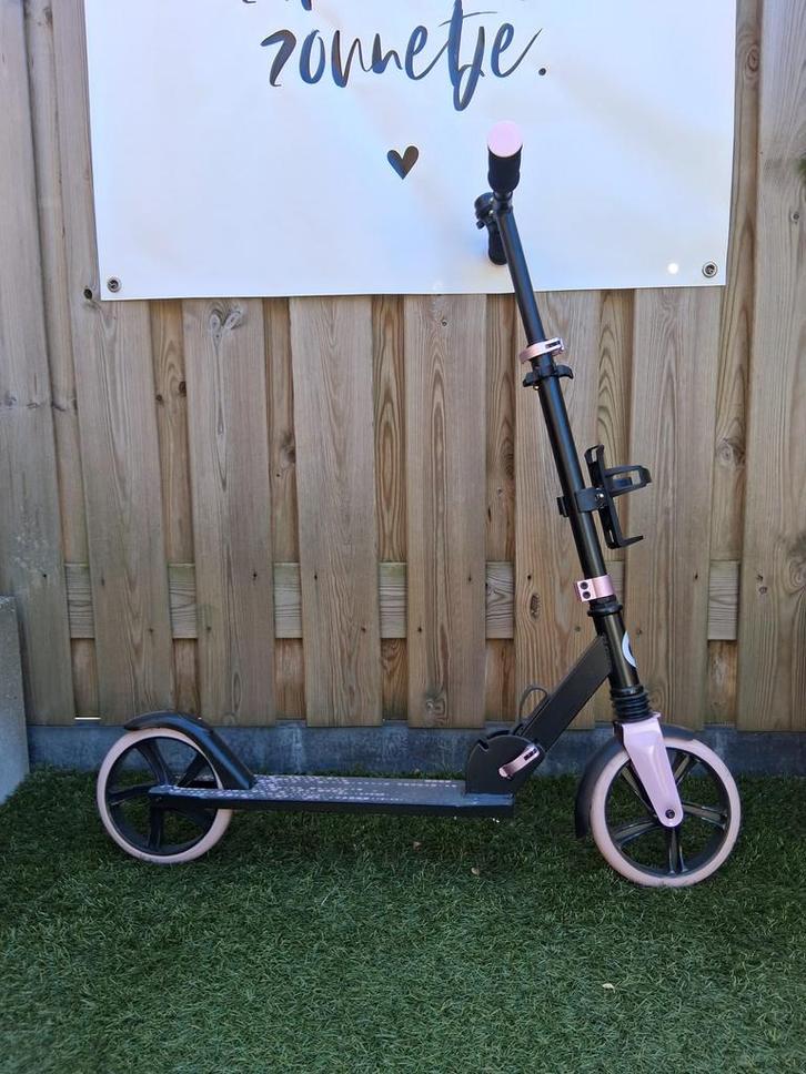 Leuke roze step met bidonhouder - zo goed als nieuw, Fietsen en Brommers, Steps, Zo goed als nieuw, Gewone step, Ophalen