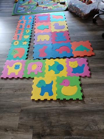 Speelgoed puzzels tafel en vloer