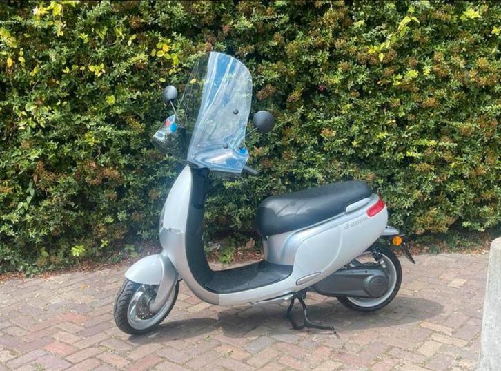 Agm Ecooter E1 - Elektrische Scooter!  Showmodel !, Fietsen en Brommers, Snorfietsen en Snorscooters, Gebruikt, Overige merken
