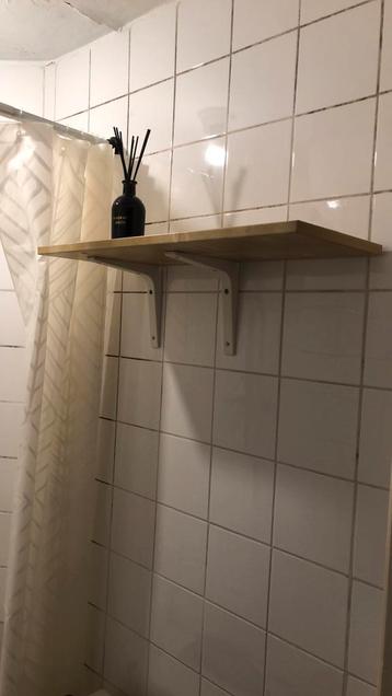 Plank met muurbevestiging beschikbaar voor biedingen