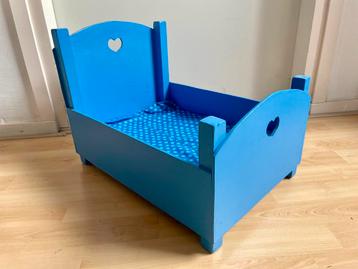 Handgemaakt stevig poppenbed beschikbaar voor biedingen