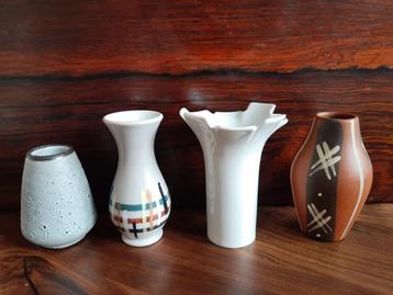 Vier kleine vintage vaasjes - 3 gemerkt -  alles in 1 koop beschikbaar voor biedingen