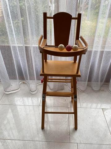 Vintage poppenstoel beschikbaar voor biedingen