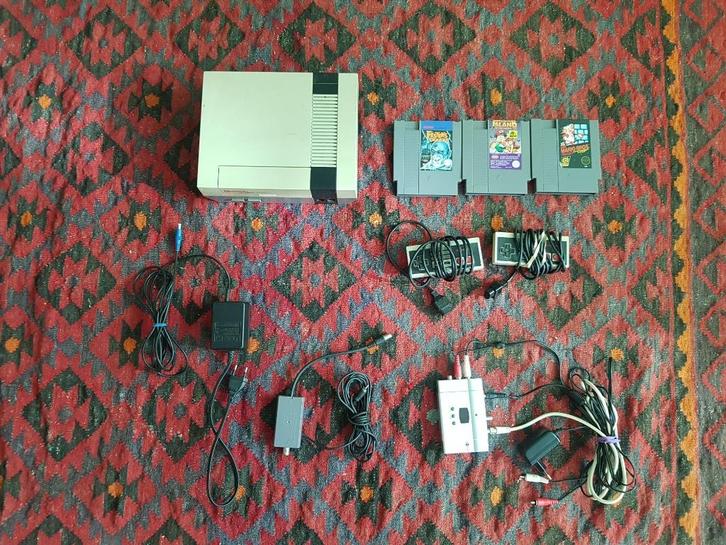 Nintendo NES met 2x controller, 3x spel en digitale adapter., Spelcomputers en Games, Spelcomputers | Nintendo NES, Gebruikt, Met 2 controllers