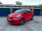 Toyota Aygo 1.0 2005 Rood Airco | Inruil Mogelijk, Voorwielaandrijving, Stof, 4 stoelen, 68 pk