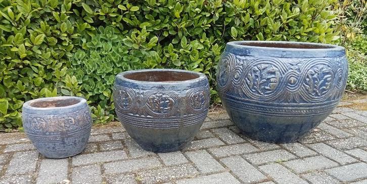 Grote geglazuurde potten stras old bleu in drie maten., Tuin en Terras, Bloembakken en Plantenbakken, Nieuw, Overige materialen