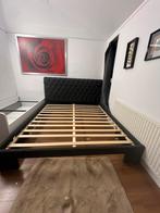 King size Bed with 4 drawers quick move,, Ophalen of Verzenden, Zo goed als nieuw, Tweepersoons, Hout