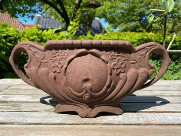 Brocante gietijzeren plantenbakje beschikbaar voor biedingen