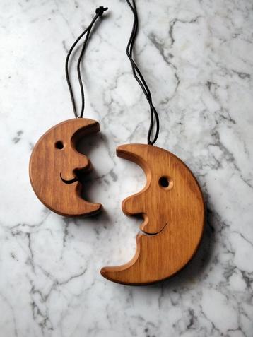 Vintage houten antroposofische maan hangers groot en klein beschikbaar voor biedingen