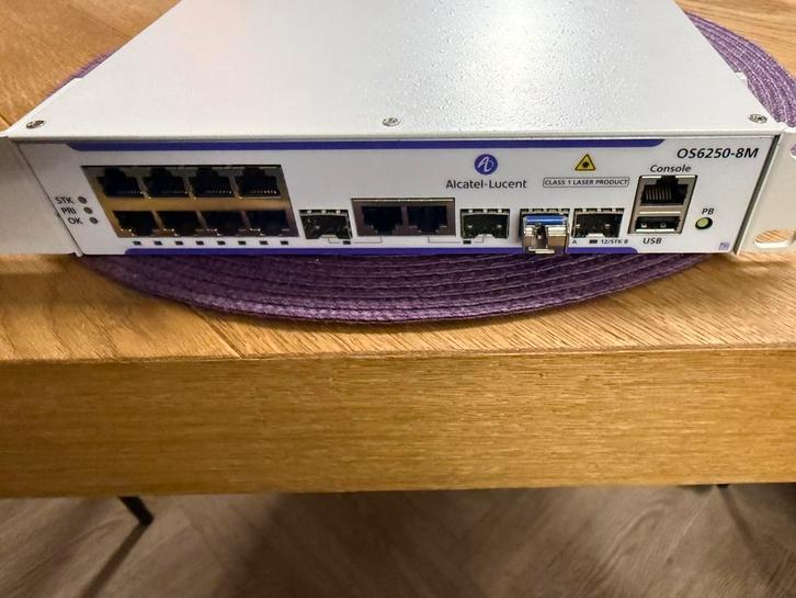 Alcatel-Lucent OS6250-8M – Professionele Managed Switch, Computers en Software, Netwerk switches, Zo goed als nieuw, Ophalen of Verzenden
