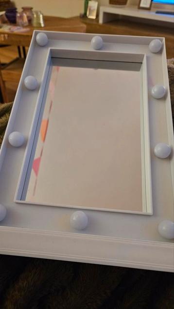 Witte make up spiegel met lampjes beschikbaar voor biedingen