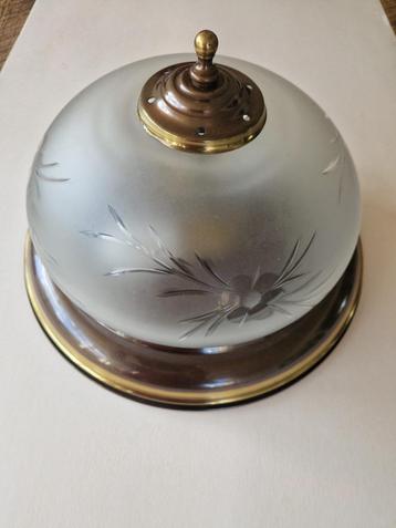 Brocante glazen plafonniere met bronskleurige plafondplaat beschikbaar voor biedingen
