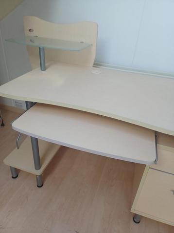 Bureau met opzetstuk en ladeblok beschikbaar voor biedingen