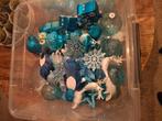 2 bakken met aqua blauwe kerstballen, Diversen, Kerst, Ophalen of Verzenden, Gebruikt