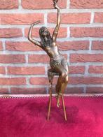 zeer fraai bronzen beeld, zwierige dame op hoge kruk, Ophalen of Verzenden