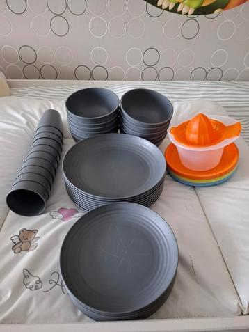 Grijs kunststof campingservies bestaande uit:
Zie advertenti beschikbaar voor biedingen