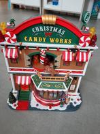 Lemax - Christmas Candy Works, With 4.5v Adaptor uit de 2017, Diversen, Kerst, Ophalen of Verzenden, Gebruikt