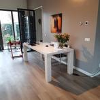 eettafel (composiet) met vier lederen stoelen., Huis en Inrichting, Tafels | Eettafels, Ophalen, Gebruikt, Design, 200 cm of meer