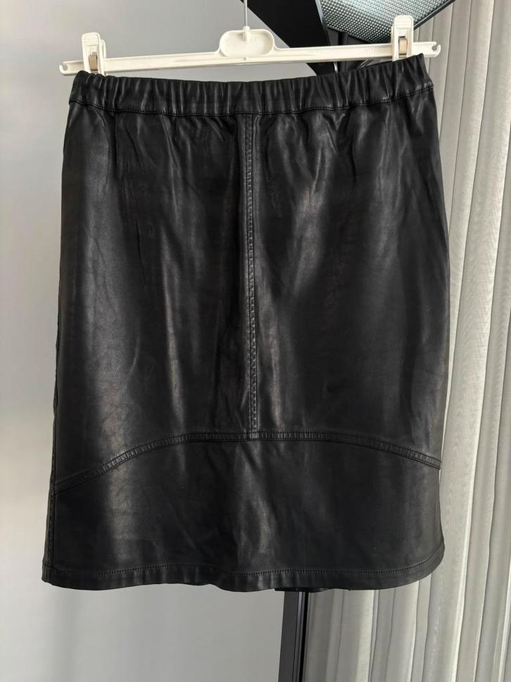 Imitatie leren rok MINIMUM mt42 ALS NIEUW, Kleding | Dames, Rokken, Zo goed als nieuw, Maat 42/44 (L), Zwart, Knielengte, Ophalen of Verzenden