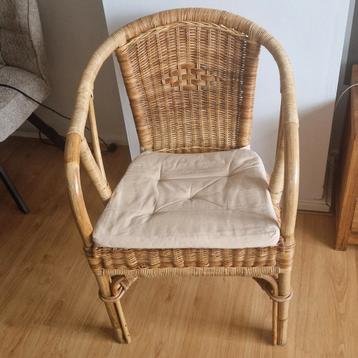 Rotan Stoeltje met Kussen - Zo Goed Als Nieuw! beschikbaar voor biedingen