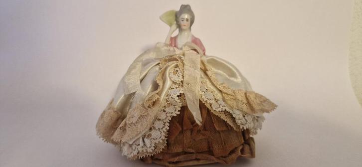 Antiek porseleinen half doll speldenkussen – ca. 1920–1940, Antiek en Kunst, Antiek | Porselein, Verzenden