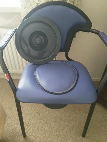 Blauwe po stoel met emmer met deksel beschikbaar voor biedingen