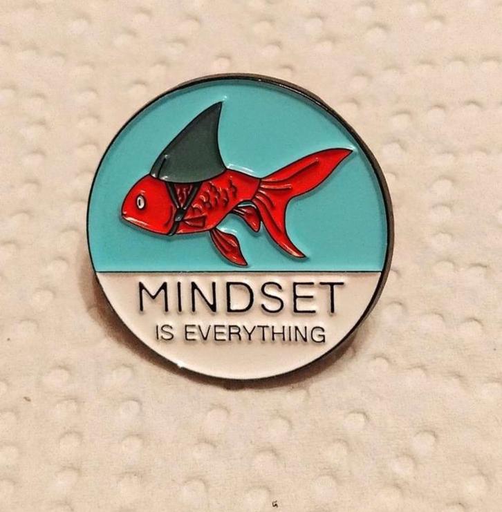 Metalen pin met vis en een sprekende boodschap - Nieuw!, Verzamelen, Speldjes, Pins en Buttons, Nieuw, Ophalen of Verzenden