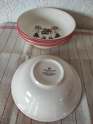 4 Kerstschaaltjes IZGS Wedgwood met de huisjes zgn papschaal beschikbaar voor biedingen