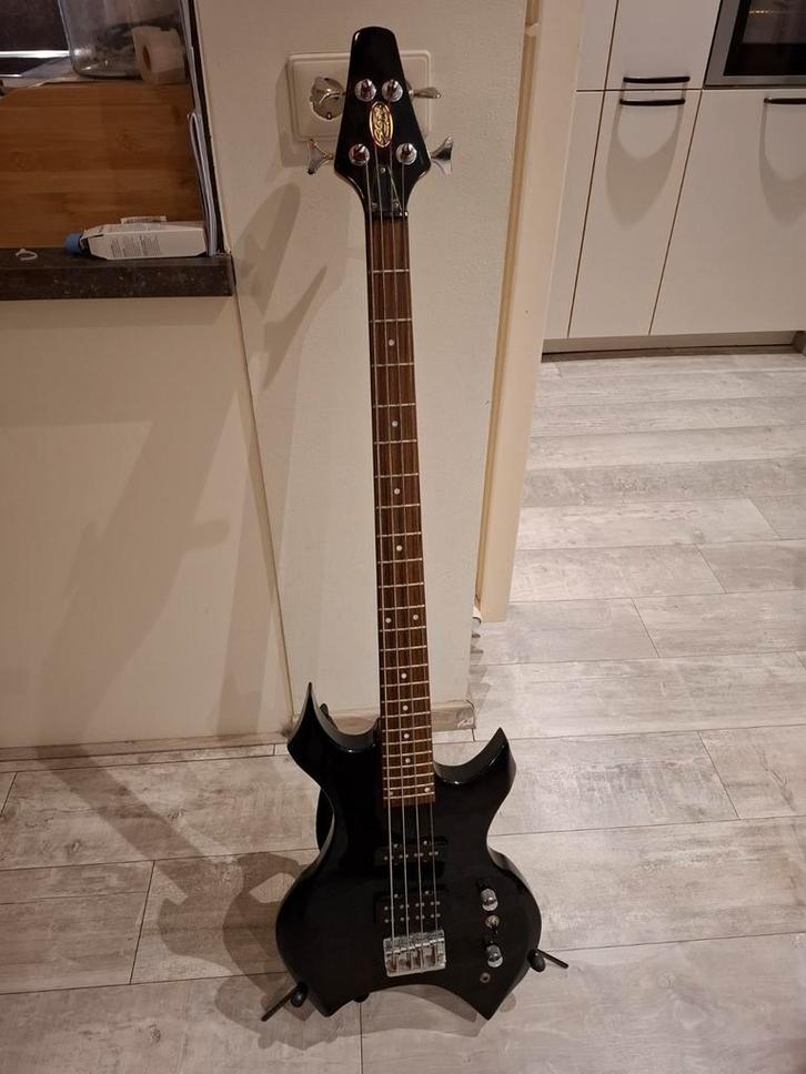 Stagg XB300 metal basgitaar, Muziek en Instrumenten, Snaarinstrumenten | Gitaren | Bas, Ophalen