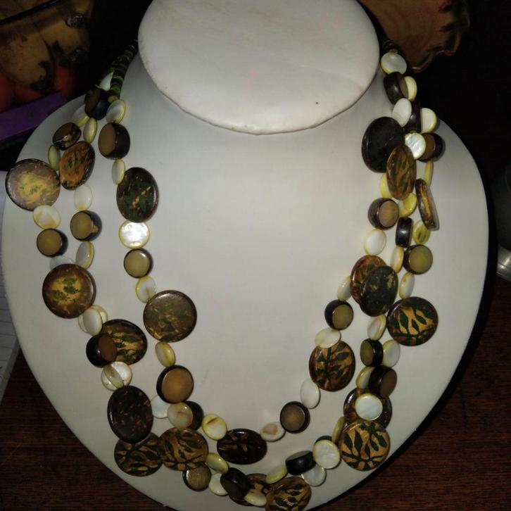 Halsketting met  parelmoer kralen, Sieraden, Tassen en Uiterlijk, Kettingen, Zo goed als nieuw, Overige materialen, Bruin, Ophalen of Verzenden