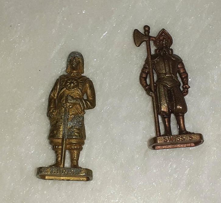 Verzamelen 2 vintage metalen soldaatjes HUN 1 en SWISS 5, Verzamelen, Poppetjes en Figuurtjes, Nieuw, Verzenden