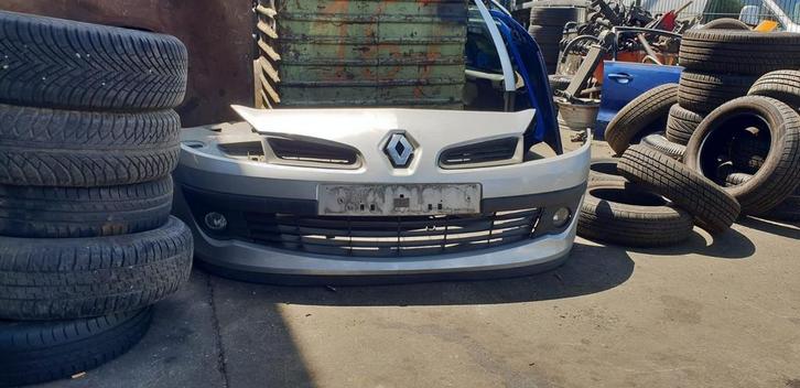 RENAULT CLIO 3  VOORBUMPER +MISTLAMPEN BJ 2009, Auto-onderdelen, Carrosserie en Plaatwerk, Bumper, Voor, Gebruikt, Ophalen of Verzenden