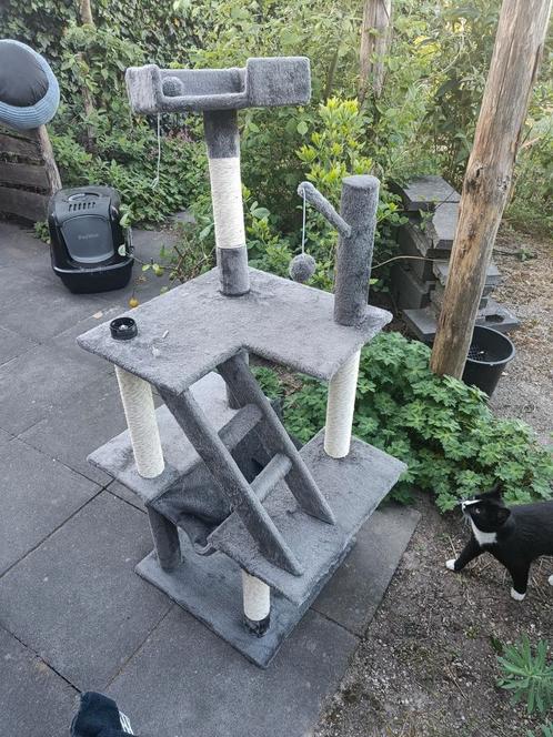 Speeltoestel mandje en voerbakje kat gratis af te halen., Dieren en Toebehoren, Krabmeubelen, Zo goed als nieuw, Ophalen of Verzenden