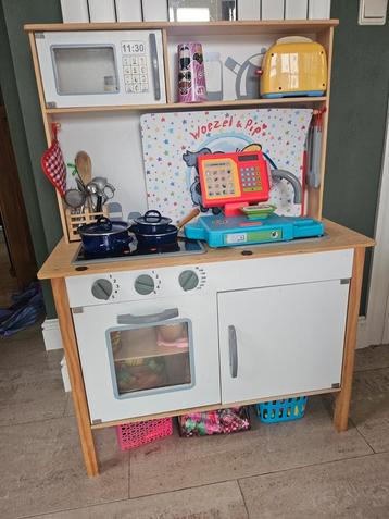 Speelkeuken met accessoires beschikbaar voor biedingen
