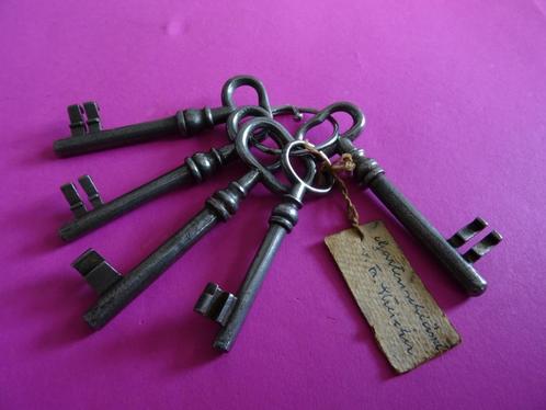 BOS 5 OUDE ANTIEKE SLEUTELS SLEUTEL SLOT SLOTEN DEUR, Antiek en Kunst, Curiosa en Brocante, Ophalen of Verzenden