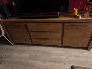 Stevig houten dressoir kast beschikbaar voor biedingen