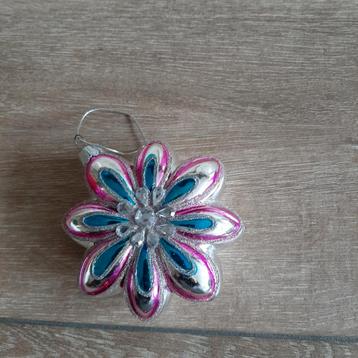 Prachtige kerstornament bloem beschikbaar voor biedingen