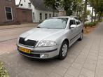 Skoda Octavia Combi 1.6 FSI Ambiente NIEUWE DISTRIBUTIE KETT, Auto's, Skoda, Voorwielaandrijving, 15 km/l, Gebruikt, Zwart