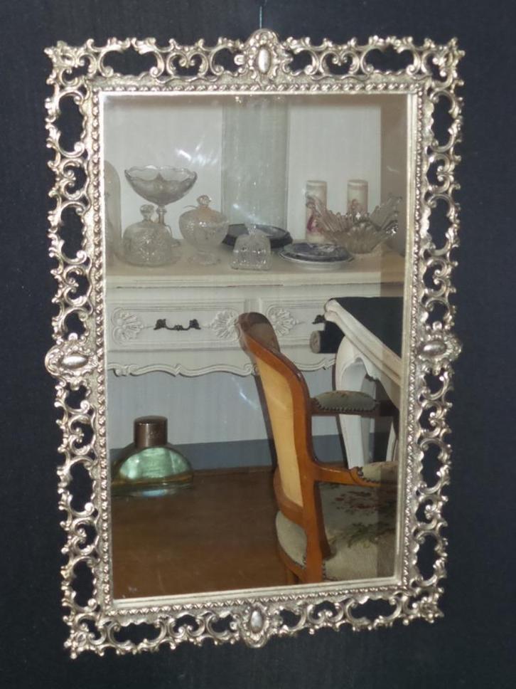 Oude spiegel met sierlijke zilver koperen rand, Antiek en Kunst, Antiek | Spiegels, 50 tot 100 cm, Minder dan 100 cm, Rechthoekig