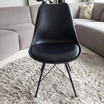 1 Zwarte eetkamerstoel van de jysk beschikbaar voor biedingen