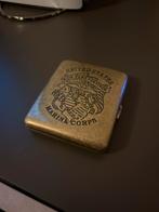 US Marine Corps Sigarettenhouder - Koh-Tang Survivor, Verzamelen, Ophalen of Verzenden, Marine, Amerika, Overige typen