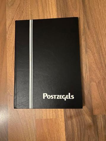 Postzegels in albums beschikbaar voor biedingen
