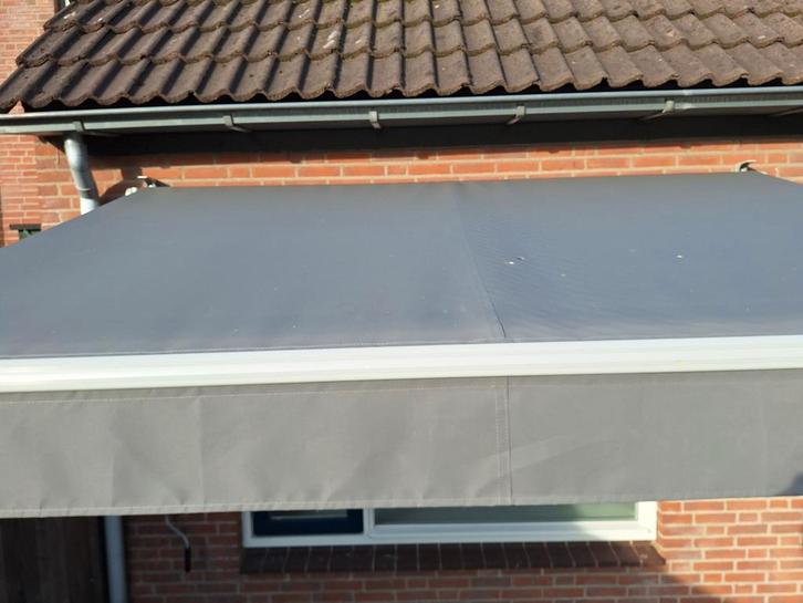 Grijze Knikarmscherm - Zo goed als nieuw, Tuin en Terras, Zonneschermen, Zo goed als nieuw, Knikarmscherm, 150 tot 300 cm, 250 cm tot 450 cm