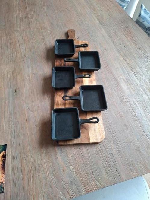 5 kleine gietijzeren pannetjes zgan, Huis en Inrichting, Keuken | Potten en Pannen, Zo goed als nieuw, Koekenpan of Braadpan, Gietijzer