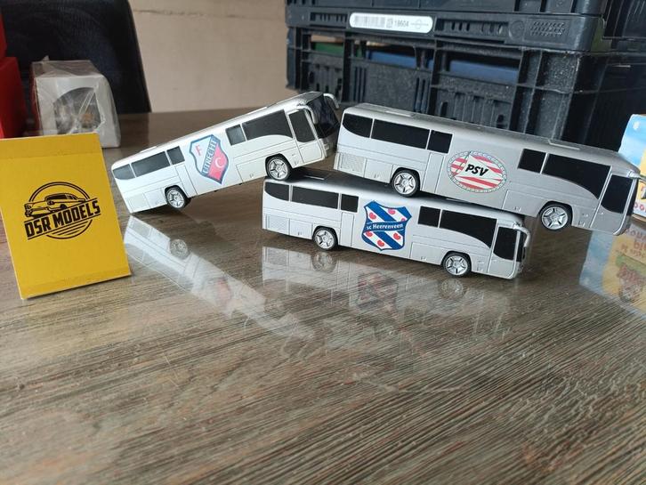 Spelers bussen van PSV FC Utrecht en SC Heerenveen, Hobby en Vrije tijd, Modelauto's | Overige schalen, Zo goed als nieuw, Bus of Vrachtwagen