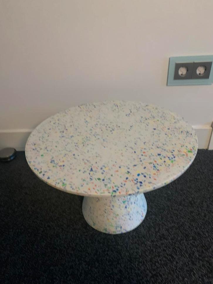 ZUIVER VICTORIA salontafel  Ø 50 cm, Huis en Inrichting, Tafels | Bijzettafels, Nieuw, Rond, 45 tot 60 cm, Minder dan 55 cm, Kunststof