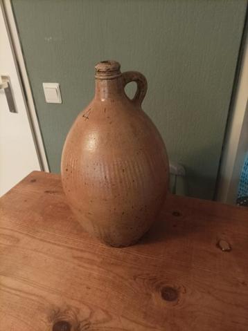 Oude aardewerk kruik met handvat beschikbaar voor biedingen
