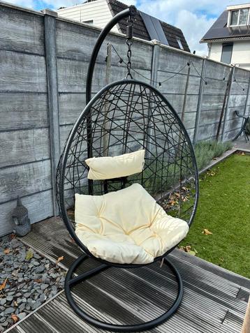 Mooie zwarte hangstoel beschikbaar voor biedingen